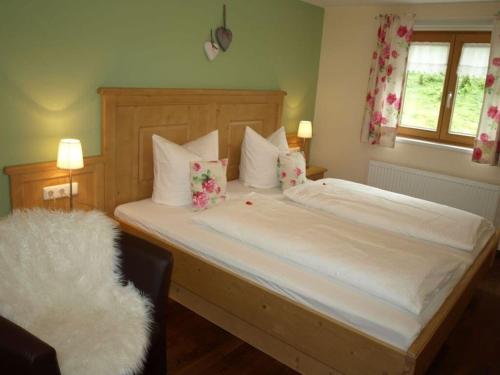 1 dormitorio con 1 cama grande con sábanas y almohadas blancas en Amazing apartment in Schröcken en Schröcken