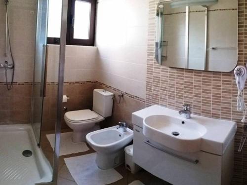 プナトにあるMesmerising apartment in Punatのトイレ、洗面台、シャワー付きのバスルーム