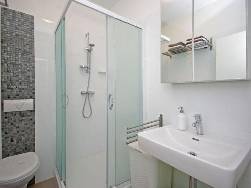 Kylpyhuone majoituspaikassa Holiday apartment beach house IVA App 1