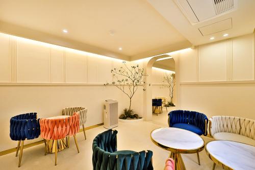 a waiting room with two tables and chairs at Denbasta Hotel Daeyeon in Busan