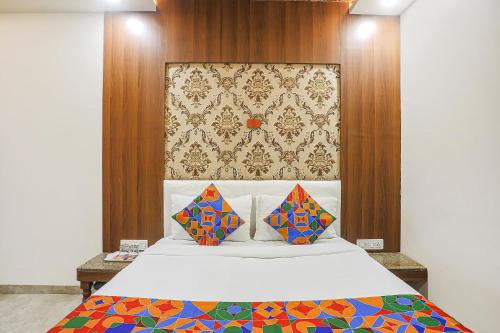 un letto con due cuscini sopra in una stanza di FabExpress Jai Manglam Service Apartment a Nagpur