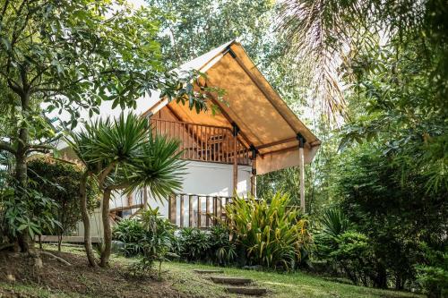 una pequeña casa en medio de un bosque en The Park - Silang, en Silang