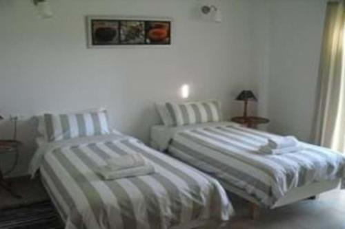 twee bedden naast elkaar in een slaapkamer bij Finca Marowa in Salvatierra de Santiago