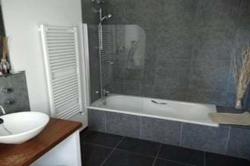 een badkamer met een bad en een wastafel bij Finca Marowa in Salvatierra de Santiago