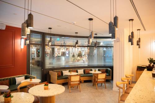 a restaurant with tables and chairs and a bar at Novotel Istanbul Bosphorus Hotel in Istanbul