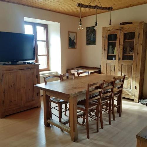 TV a/nebo společenská místnost v ubytování Gîte à la campagne 3 * proche A75 en Margeride.