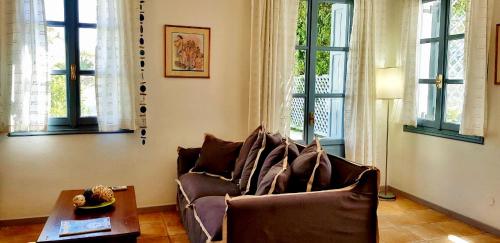 sala de estar con sofá y mesa de centro en Summer Villa Zefiros, close to Kaiki beach, en Spetses