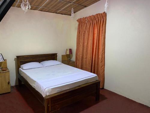 Un pat sau paturi într-o cameră la Yasindu Villa
