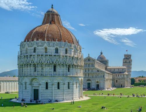 a picture of the leaning tower of pisa at Nidi del faggio rosso - Family Holiday Home in Maresca