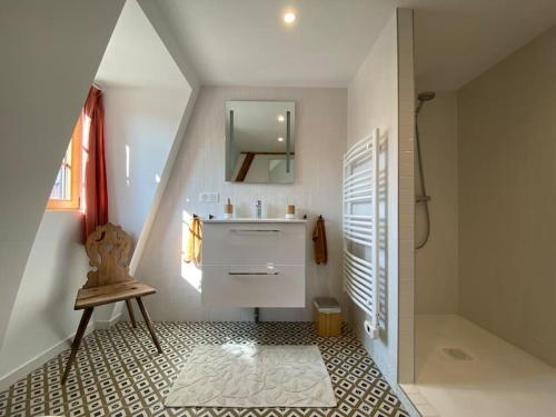 La salle de bains est pourvue d'un lavabo et d'un miroir. dans l'établissement Maison de charme de 1850 - Strasbourg - Neudorf, à Strasbourg
