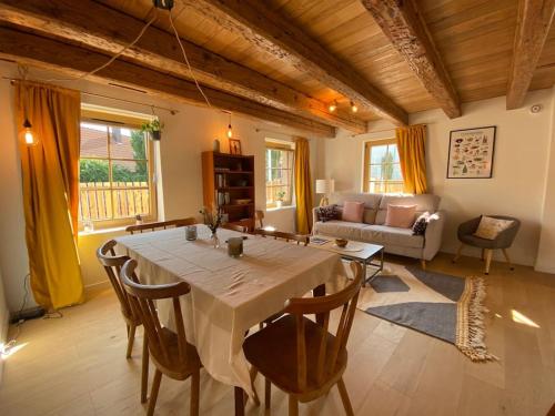 un salon avec une table avec des chaises et un canapé dans l'établissement Maison de charme de 1850 - Strasbourg - Neudorf, à Strasbourg