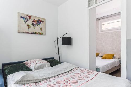 um quarto com uma cama e um espelho em Appartement douillet, tout confort proche de Paris em Créteil