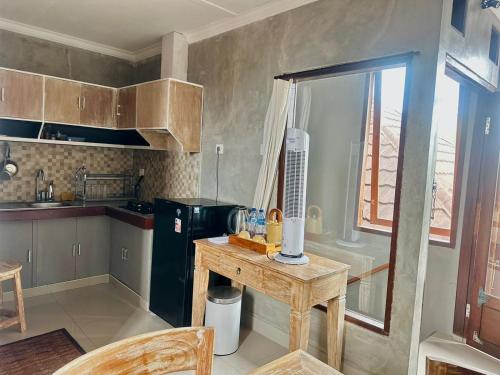 Кухня или мини-кухня в Mandala Home Stay
