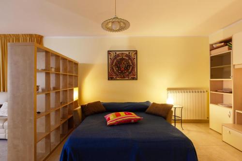 um quarto com uma cama com uma almofada em Sunny House Mono with Pool - Happy Rentals em Sanarica