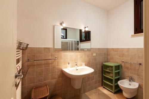 uma casa de banho com um lavatório e um espelho em Sunny House Mono with Pool - Happy Rentals em Sanarica