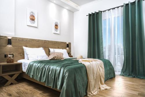 Un dormitorio con una cama con sábanas verdes y una ventana en Stathis Studios II with Sea View en Laganas