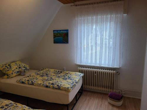 a bedroom with two beds and a window at FeWo Glücksmoment in Idar-Oberstein