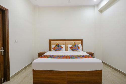 - une chambre avec un grand lit dans l'établissement FabHotel Grihum, à Indirapuram