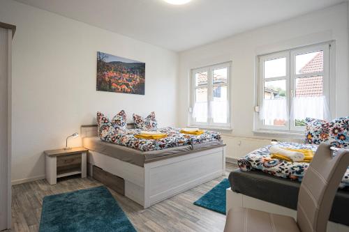 Zimmer mit 2 Betten und einem Sofa in der Unterkunft Appartement am Westerntor III in Wernigerode