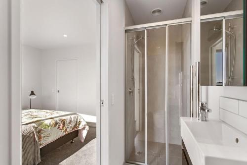 Koupelna v ubytování Stylish Brand New Sunny 3Bdrm 3Bth garage sleeps 6