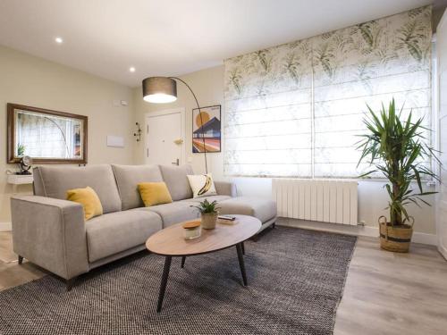 un soggiorno con divano e tavolo di Bilbao Costa III by Aston Rentals a Getxo