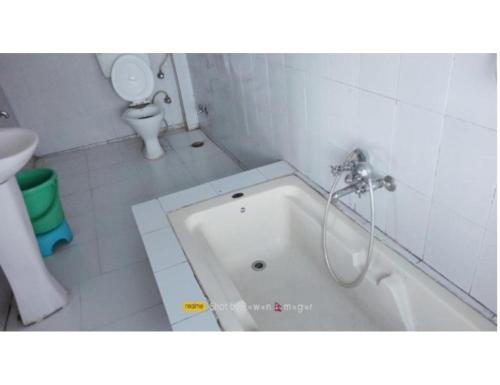 Ванная комната в Hotel Bhagirathi Darshan, New Tehri
