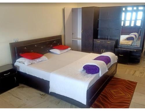 Кровать или кровати в номере Hotel Bhagirathi Darshan, New Tehri