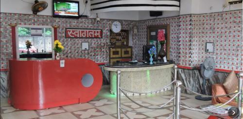 una habitación con bar en una sala de juegos con aperitivos en HOTEL MAHAMAYA PALACE, en Deoghar