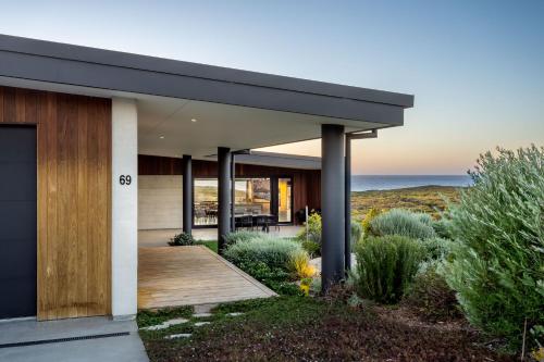 a house with a view of the desert at The Duke I Private Properties in Gnarabup