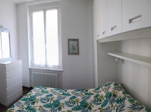 ein Schlafzimmer mit einem Bett mit einer bunten Decke in der Unterkunft angolo della quiete citr 011017 cav 0044 in Levanto