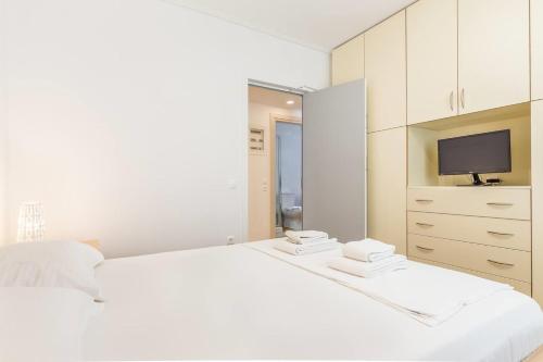 Elegance Vouliagmeni Gem Luxury Apt, Walk to Beach
