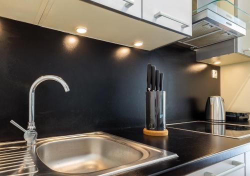 Elegance Vouliagmeni Gem Luxury Apt, Walk to Beach
