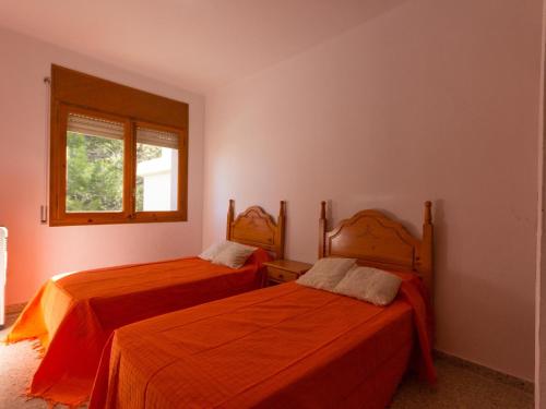 1 dormitorio con 2 camas y ventana en INNOUTHOME GRAN CASA CON PISCINA Virgen Cinta, en L'Ametlla de Mar