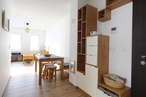 eine Küche und ein Esszimmer mit einem Tisch und einem Kühlschrank in der Unterkunft Ravna Planina in Pale