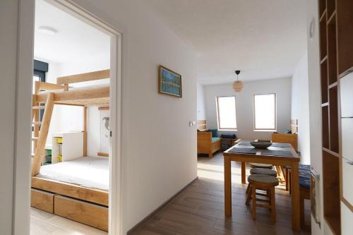 Habitación con cama, mesa y litera. en Ravna Planina, en Pale