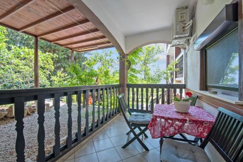 porche con mesa y sillas en el balcón en Pansion Adria Haus, en Posedarje