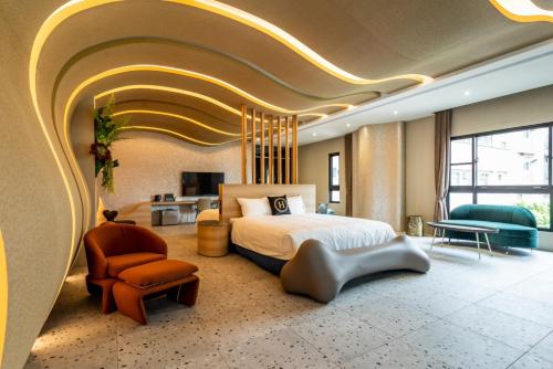 Habitación de hotel con cama y silla en 禾楓覓月文旅 en Minxiong