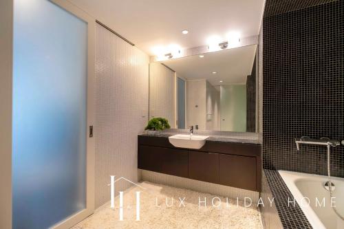 Bathroom sa LUX The Elegant DIFC Suite 2