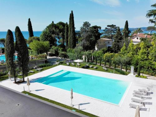 GARDA BLUE HOME on the lake - pool, solarium and garage في توسكولانو ماديرنو: اطلالة علوية على مسبح في فيلا