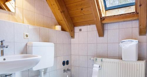 Ferienwohnung Pfisterhof في كيشتزارتن: حمام مع مرحاض ومغسلة