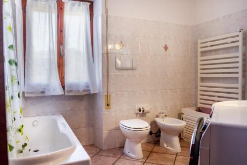 y baño con aseo, bañera y lavamanos. en Casa marina Ampio - Castiglione, en Castiglione della Pescaia
