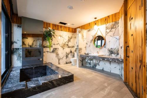 La salle de bains est pourvue d'un lavabo et d'un miroir. dans l'établissement 禾楓覓月文旅, à Minxiong