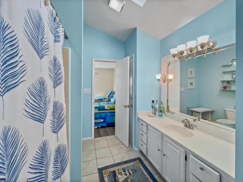 ein Bad mit einem Waschbecken und einem Spiegel in der Unterkunft Lazy Days In Cherry Grove! in Myrtle Beach