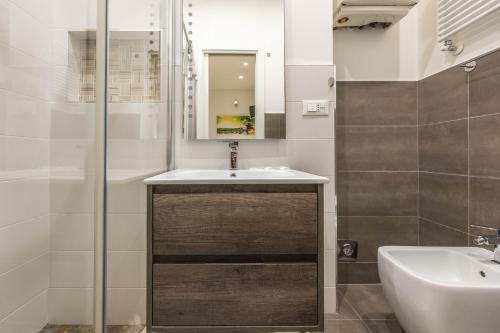 un bagno con lavandino e specchio di De'Giudei, Bologna by Short Holidays a Bologna