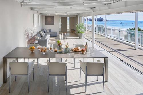 a kitchen and living room with a view of the ocean at THE VIEW KAMAKURA in Kamakura