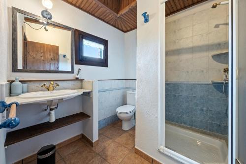 uma casa de banho com um lavatório, um WC e um chuveiro em Casa Entera Cal Tous em Rojals