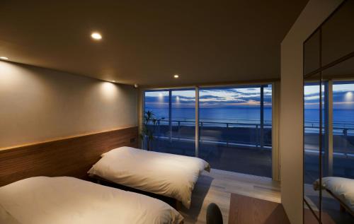 2 camas en una habitación con vistas al océano en THE VIEW KAMAKURA en Kamakura