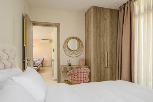 - une chambre avec 2 lits et un miroir dans l'établissement Ioannina Secret Luxury Villas, à Ioannina