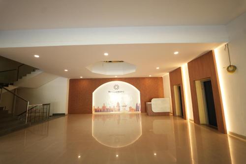 a large room with a display in the middle of it at THE CONTINENTAL INN & SUITES in Mysore