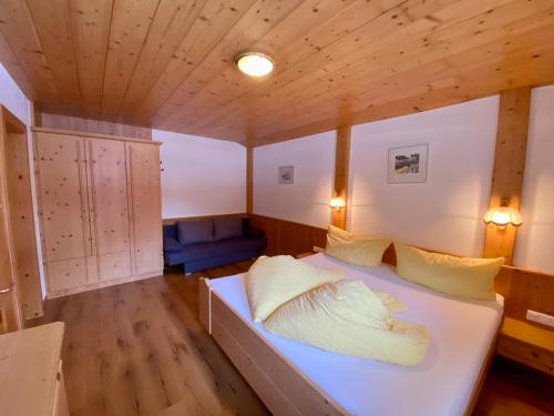 1 dormitorio con 1 cama en una habitación con techos de madera en Apartment Seespitz, en Längenfeld